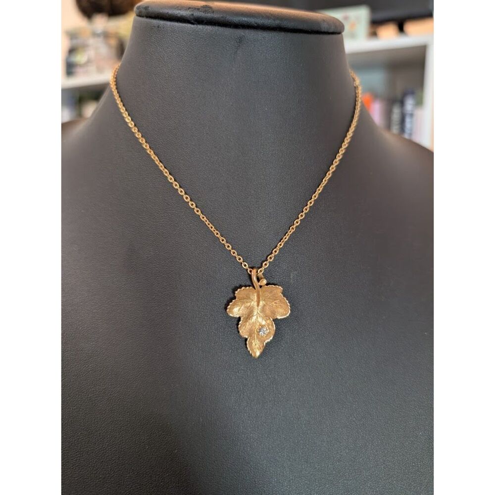VTG Avon Gold Tone Textured Grape Leaf Rhinestone Pendant Necklace W/ Box 15"
